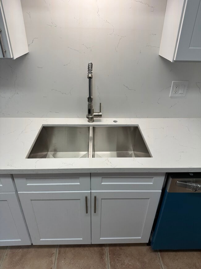 Stainless sink with quartz backsplash - 1033 Pearl St Unit Front