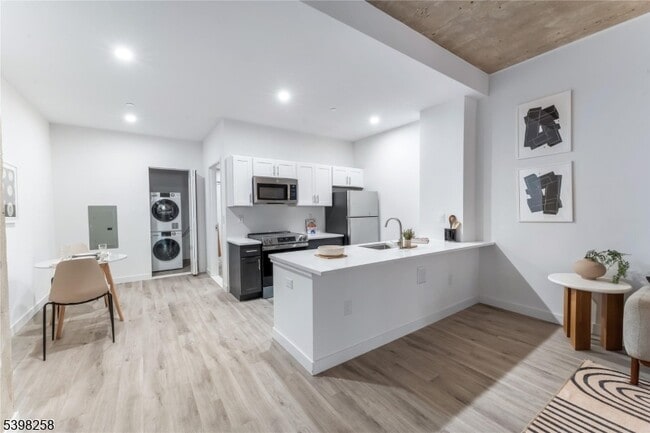 Building Photo - 10 Commerce Ct Unit 2E