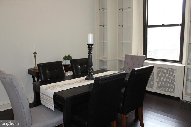 Building Photo - 2031 Locust St Unit 302