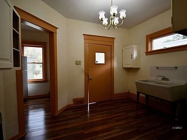 Photo - 220 W Allard St
