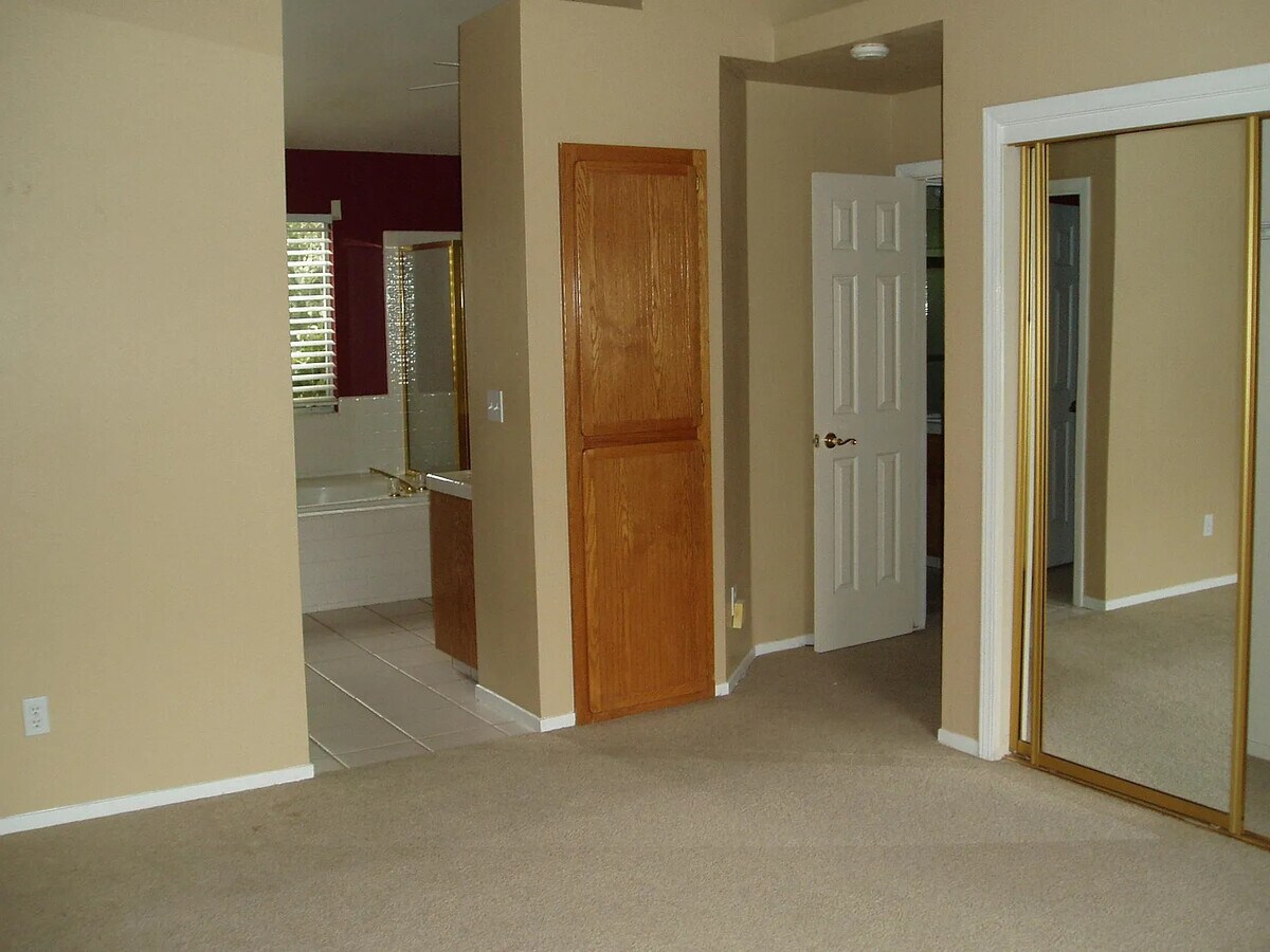 Photo - 1763 E Goshen Ave