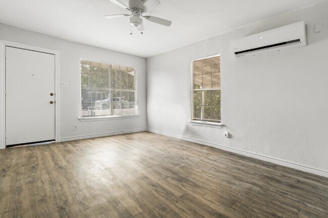 Photo - 433 Azucena St