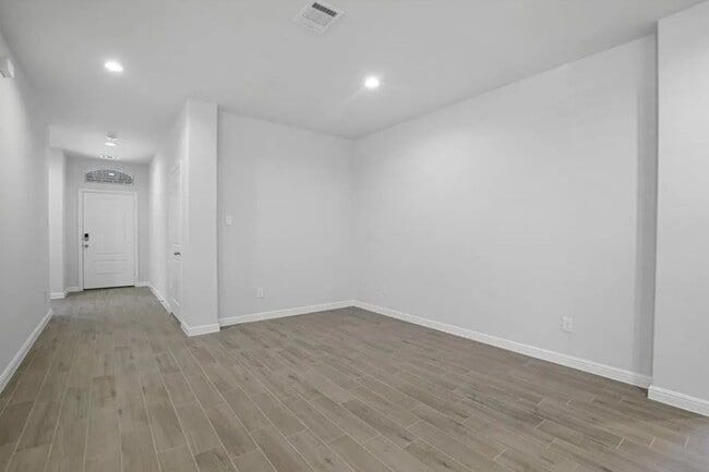 Photo - 529 Passenger Trl