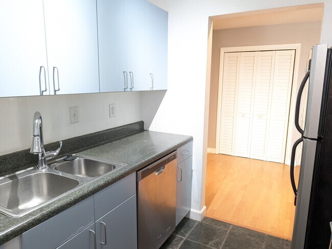 Kitchen - 3061 NE 49th St Unidad 17 Rental