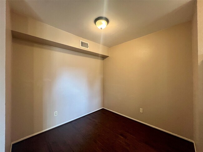 Photo - 7714 Renwick Dr Unidad K107