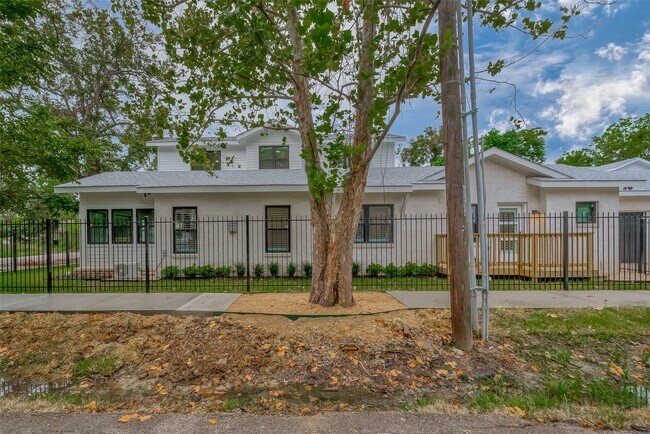 Building Photo - 2702 Delano St Rental