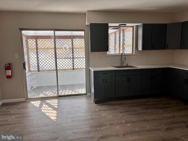 Photo - 1228 Heddon Ave