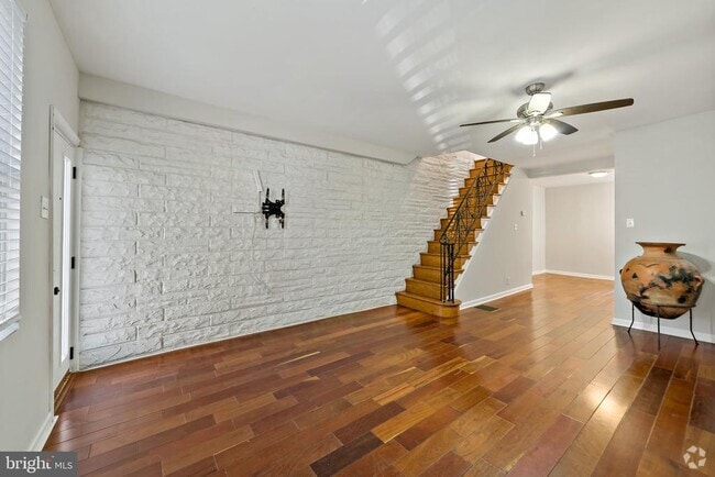 Building Photo - 2326 E Hazzard St Rental