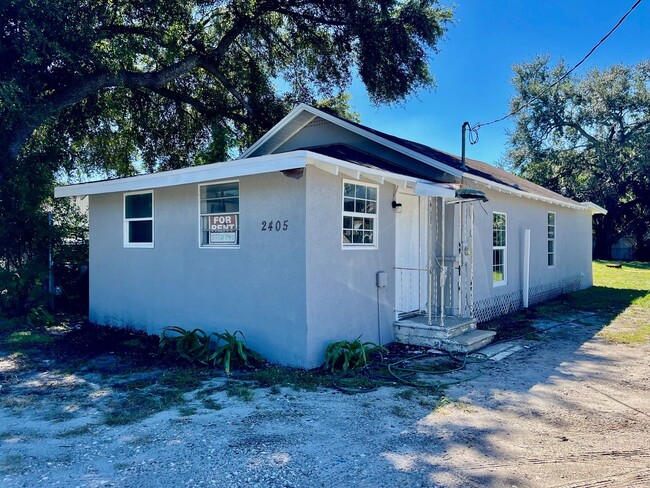 Building Photo - 3BR/1BA with HUGE Backyard, LVT Wood Floor... Rental
