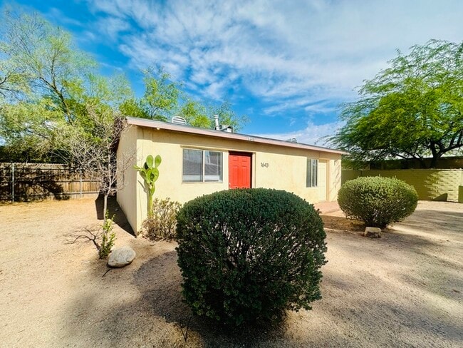Building Photo - Cottage Style 1 Bedroom with Natural Light... Rental