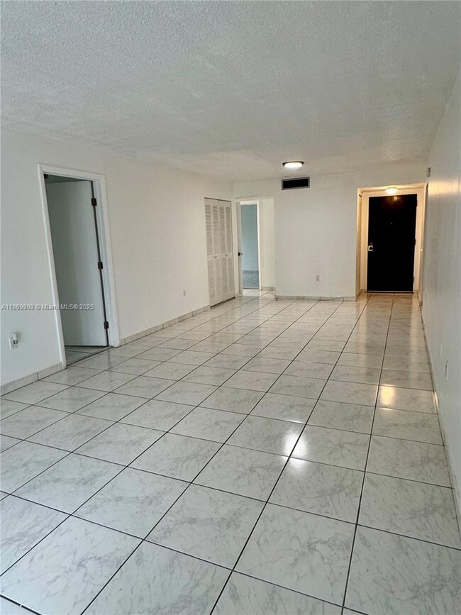 Photo - 1900 Meridian Ave Unidad 301