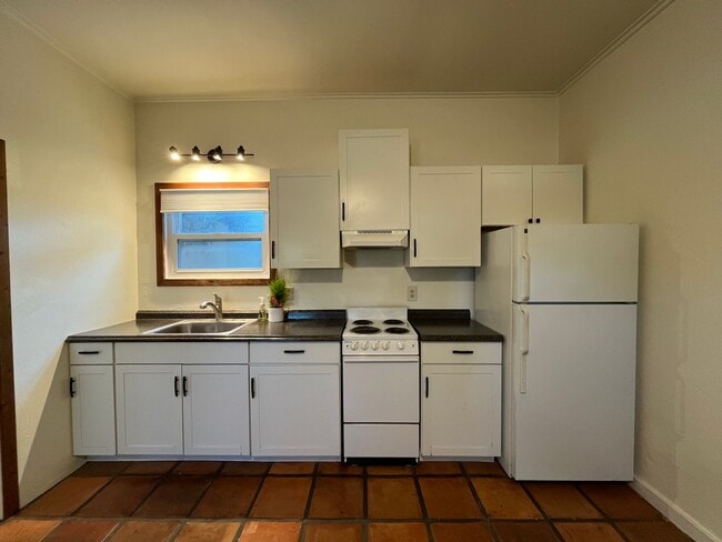 Building Photo - 510 1/2 6th St - PLACEMENT Unit 510 1/2 6th St