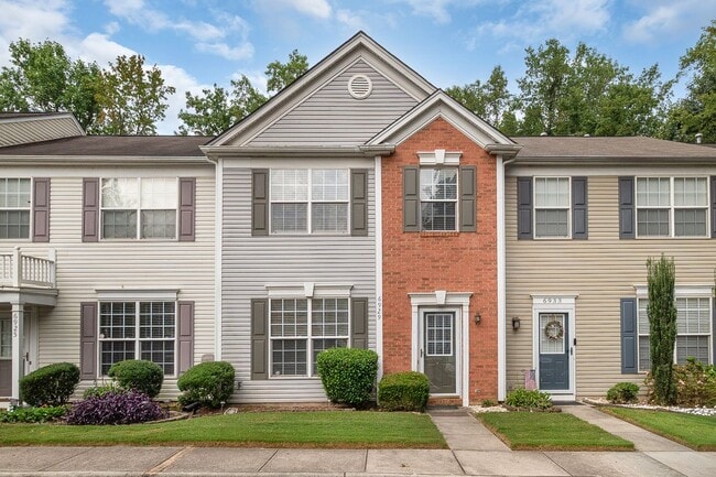 Building Photo - Spacious Townhome in Prime South Charlotte...