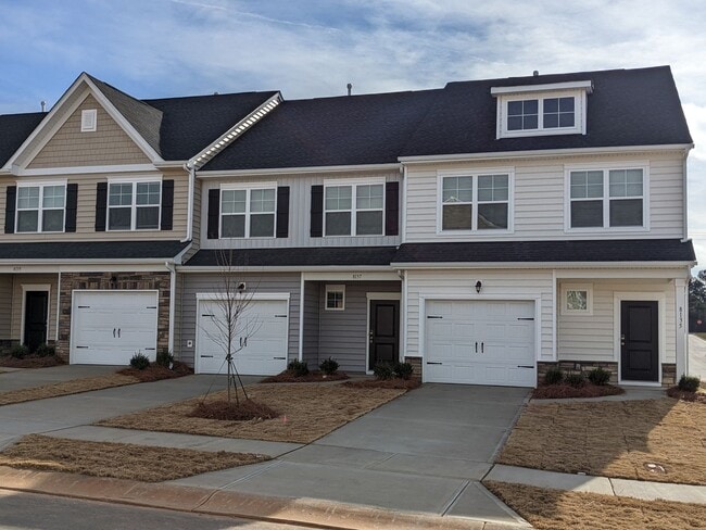 Building Photo - 3 Bedroom Townhome Sherrill's Ford