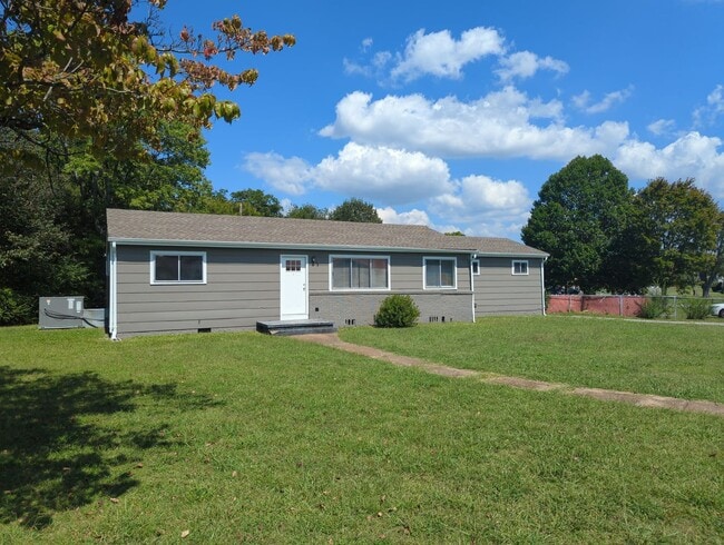 Building Photo - Spacious Rossville House