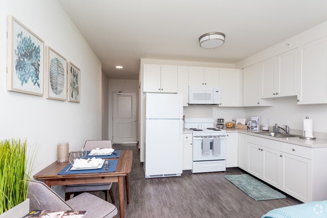 Studio, 1BA - 324 SF