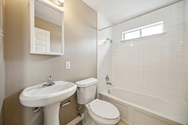 Photo - 831 W 25th St