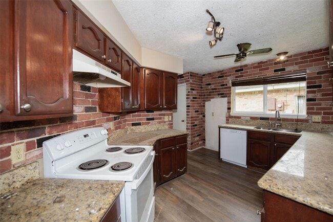 Photo - 16774 Glen Eagle Dr N