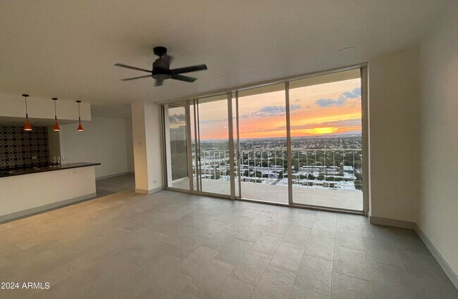 Photo - 207 W Clarendon Ave Unidad C22