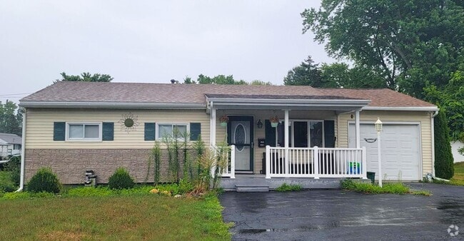 Building Photo - Most sought after Woodlawn area. 2BR 1BA Rental