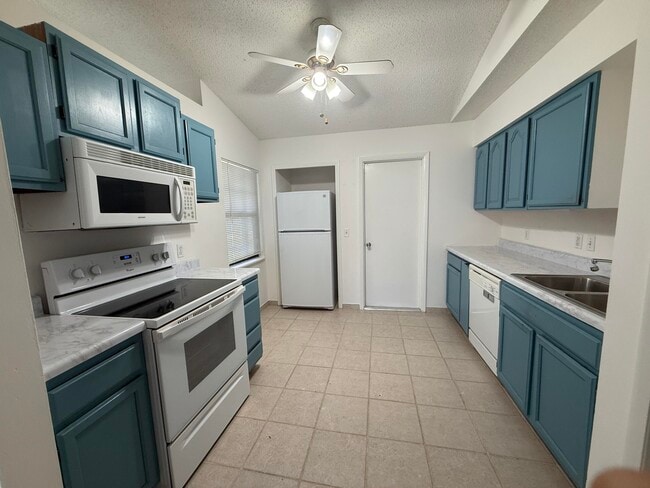 Photo - 1194 SW Granadeer St