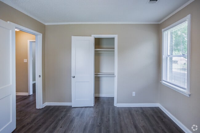 2 BR, 1 BA - 700 SF