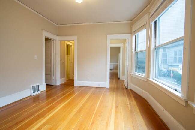 Photo - Gorgeous + Spacious 2-Bedroom Flat with Hardwoods, Dishwasher, Fireplace + Etc.! Unidad 212