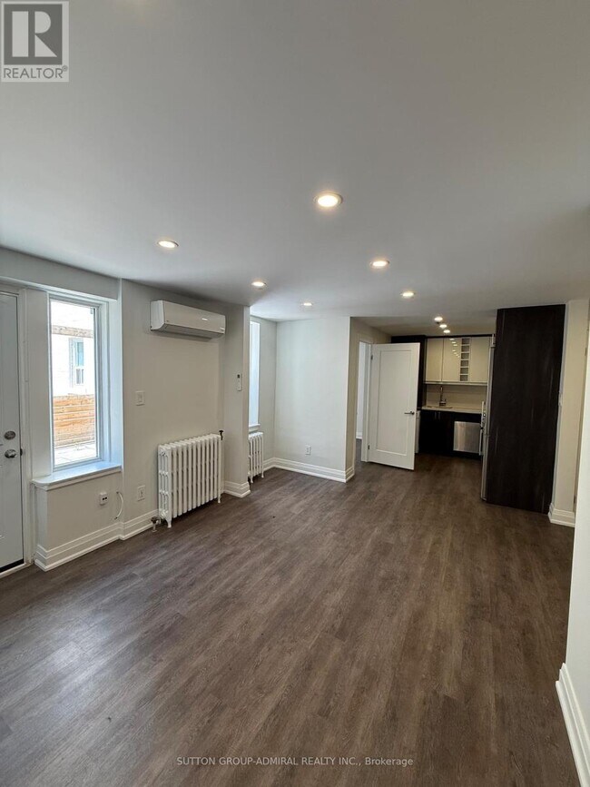 Photo - 699 Eglinton Ave W