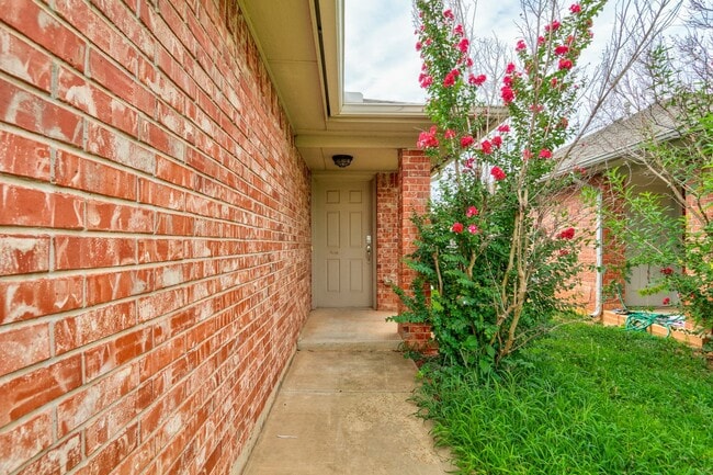 Photo - Duplex in Yukon, Available Now!