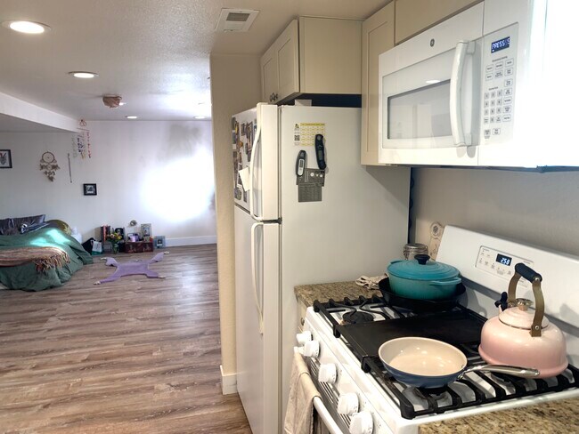 2193 S Clarkson St Unidad Basement studio