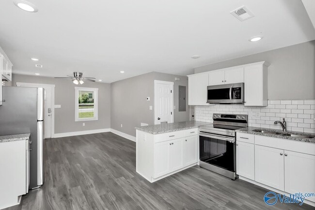 Photo - 908 Fairway Dr NW