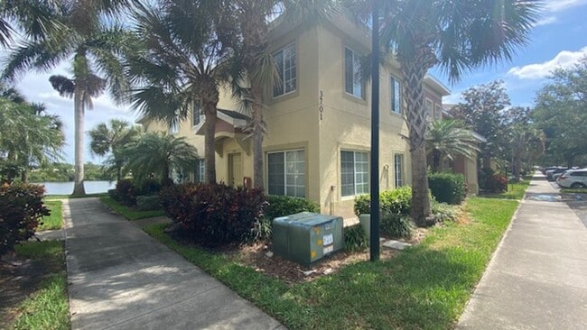 Building Photo - Beautiful 3 Bedroom 2.5 Bath Townhome in Lakeside Village!!