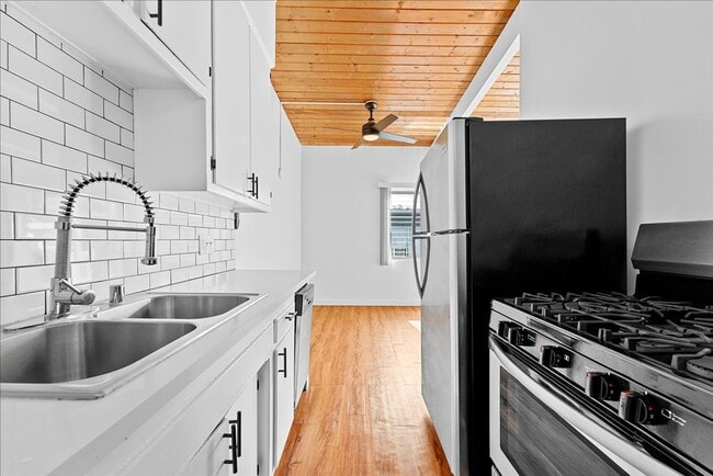 Photo - 6114 Cahuenga Blvd Unidad 10