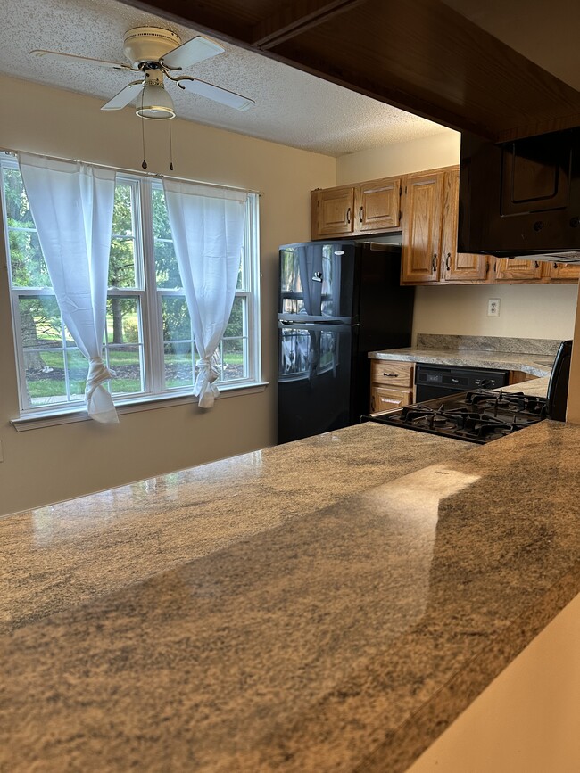 Photo - 393 Hadleigh Ln