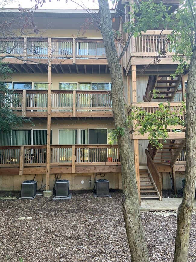 Building Photo - 5852 Forest View Rd Unit D Rental