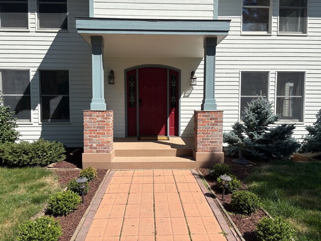 Building Photo - Spacious home in country setting, yet clos...