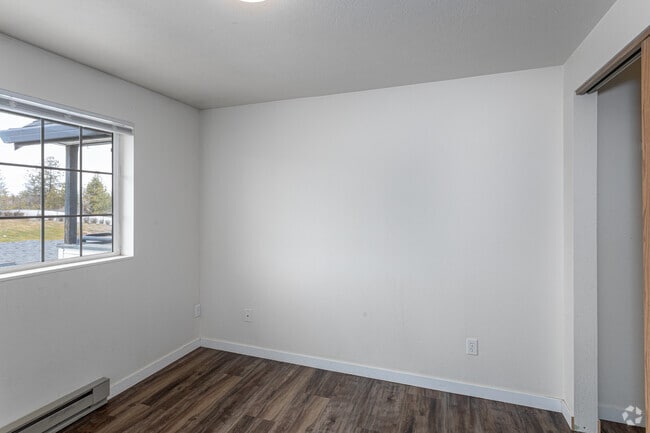 2BR, 1BA - 875SF