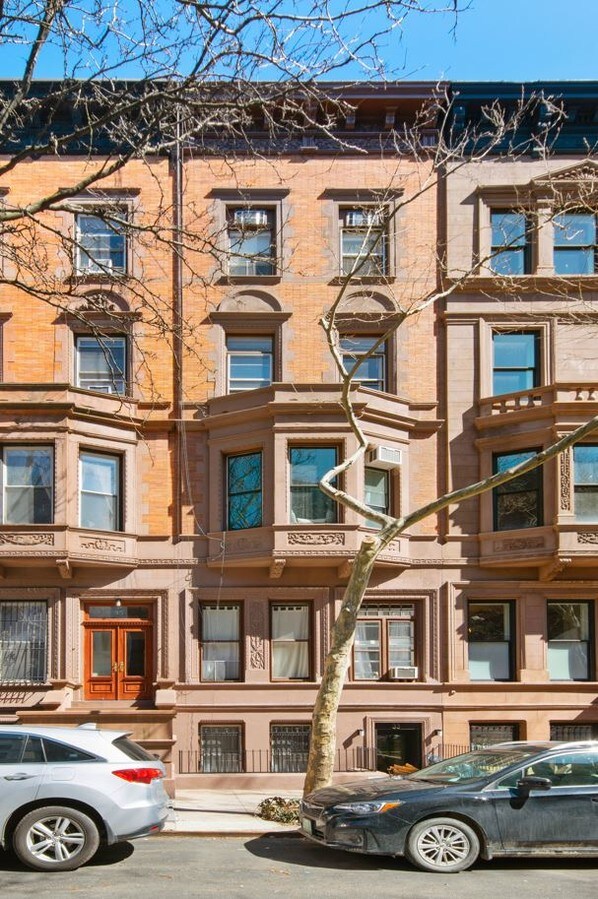 Photo - 33 W 89th St