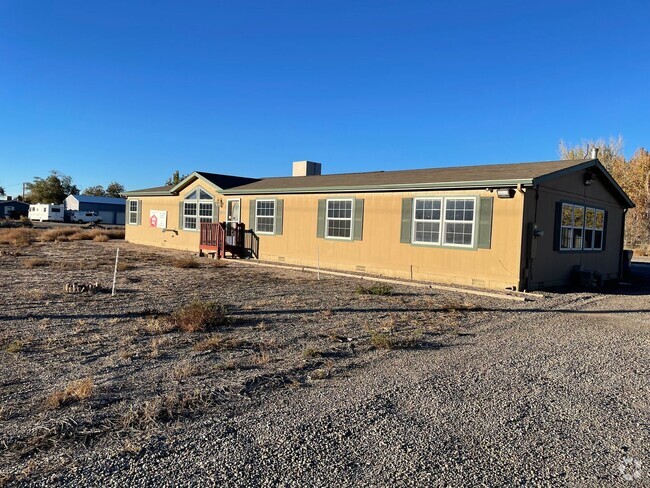 Building Photo - 4 bed, 2 bath on 1 acre for rent Rental