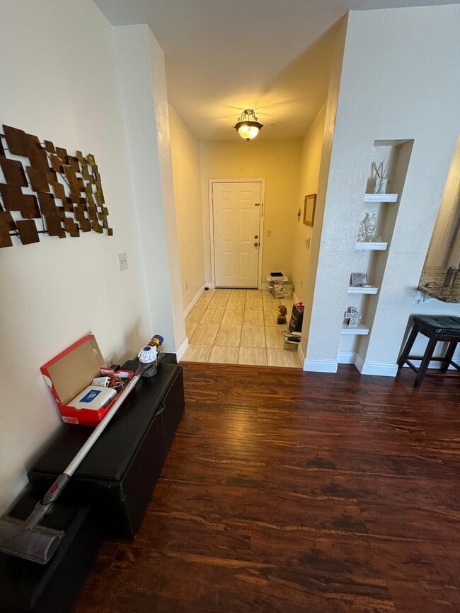 Foyer - 114 Vista Verdi Cir Unidad 208