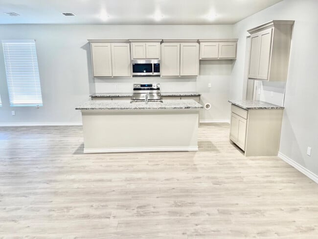 Photo - 7729 96th St