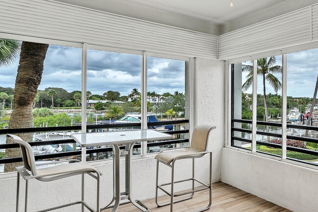 Building Photo - 827 Oak Harbour Dr