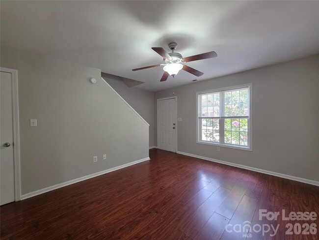 Photo - 268 Southcircle Dr NW