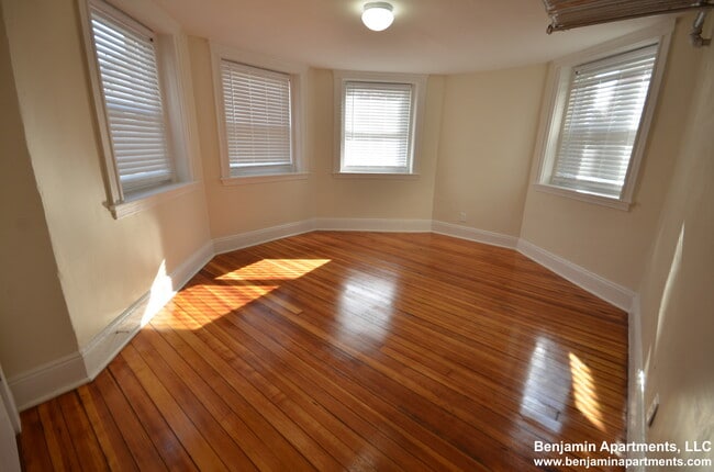 Building Photo - 18 Mount Hood Rd Unit B