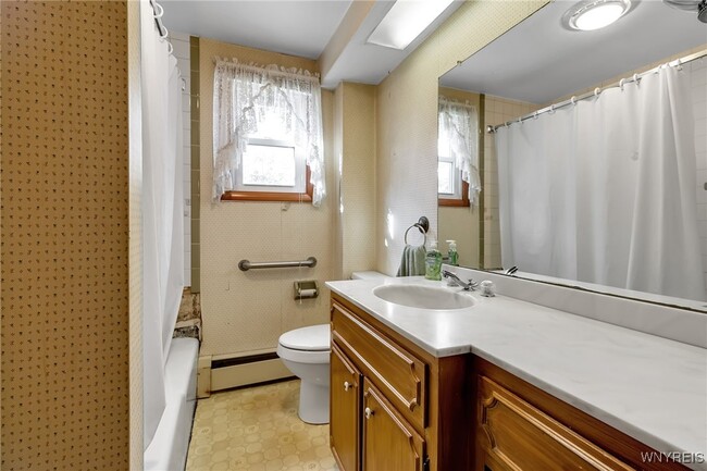 Photo - 5232 Genesee St