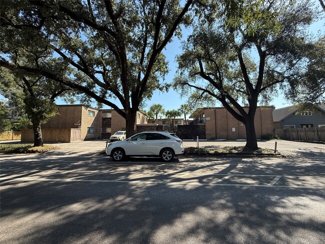 Building Photo - 1530 Heights Blvd Unit 3