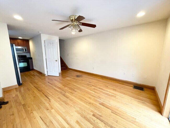 Photo - 241 W 3rd St Unidad 2