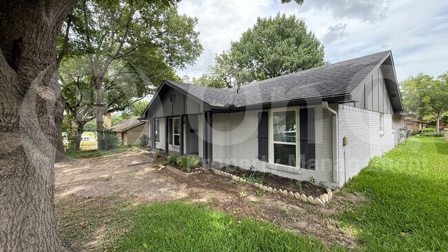 Photo - 306 Wildbriar Dr