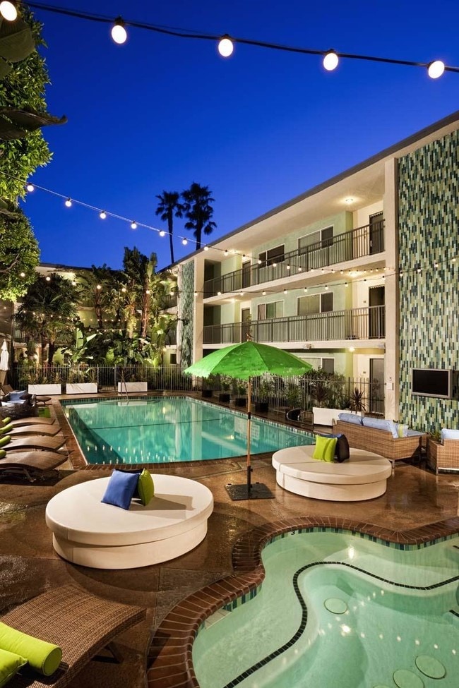Vista Pool Lounge