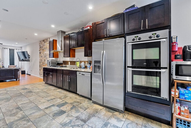 Building Photo - 2124 Bolton St Unit 2